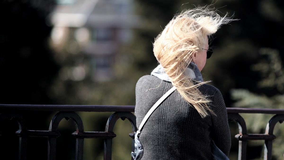 Transeúntes caminan abrigados por Madrid con la presencia de la borrasca 'Jorge' que desde el sábado se hace notar en la península dejando rachas muy fuertes de viento, lluvias y un frente frío, en Madrid (España), a 2 de marzo de 2020. 02 MARZO 2020;BORRASCA;JORGE;MADRID;FRIO Eduardo Parra / Europa Press (Foto de ARCHIVO) 02/3/2020