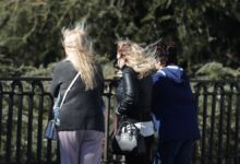 Transeúntes caminan abrigados por Madrid con la presencia de la borrasca 'Jorge' que desde el sábado se hace notar en la península dejando rachas muy fuertes de viento, lluvias y un frente frío, en Madrid (España), a 2 de marzo de 2020. 02 MARZO 2020;BORRASCA;JORGE;MADRID;FRIO Eduardo Parra / Europa Press (Foto de ARCHIVO) 02/3/2020