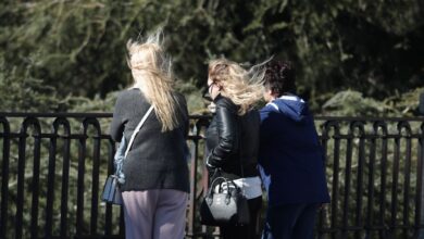 Transeúntes caminan abrigados por Madrid con la presencia de la borrasca 'Jorge' que desde el sábado se hace notar en la península dejando rachas muy fuertes de viento, lluvias y un frente frío, en Madrid (España), a 2 de marzo de 2020. 02 MARZO 2020;BORRASCA;JORGE;MADRID;FRIO Eduardo Parra / Europa Press (Foto de ARCHIVO) 02/3/2020