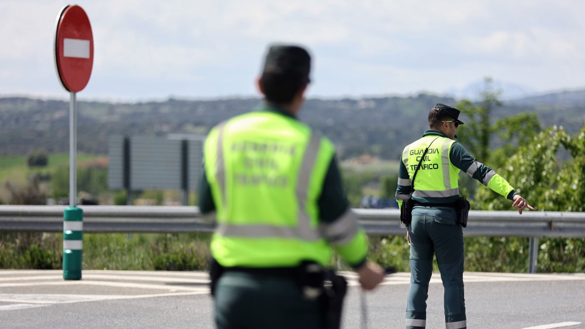 Dos agentes de la Guardia Civil en un control de tráfico en el kilómetro 34 de la A-1, el día que comienza la operación salida del puente de mayo 2022, a 29 de abril de 2022, en Madrid (España). La Dirección General de Tráfico (DGT) pone en marcha la 'Operación de Tráfico 1º de mayo', un dispositivo especial que arranca hoy a las 15.00 horas y finalizará en la medianoche del lunes 2 de mayo, en Andalucía, Aragón, Asturias, Castilla y León, Extremadura, Madrid y Murcia, regiones en las que la festividad se ha trasladado al lunes.Se prevén cinco millones de desplazamientos por carretera en cuatro días. 29 ABRIL 2022;TRAFICO;VEHICULOS;COCHES;ATASCO;SALIDA;PUENTE;MAYO;DIA DEL TRABAJO;1 DE MAYO;VACACIONES;CARRETERAS;TRANSPORTE;CARAVANA Eduardo Parra / Europa Press (Foto de ARCHIVO) 29/4/2022