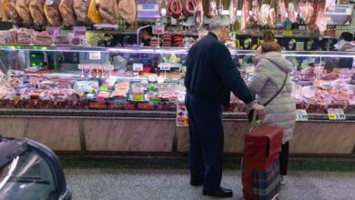 Una pareja compra en una charcutería en un mercado, a 15 de marzo de 2023, en Madrid (España). El Índice de Precios de Consumo (IPC) ha subido un 0,9% en febrero en relación al mes anterior y elevó una décima su tasa interanual, hasta el 6%, por el encarecimiento de la electricidad, de los paquetes turísticos y de los alimentos, que dispararon sus precios un 16,6% interanual, su mayor alza desde 1994, según los datos definitivos publicados hoy por el Instituto Nacional de Estadística (INE). La inflación definitiva de febrero es una décima inferior a la avanzada a finales del mes pasado, cuando el INE apuntó a una tasa del 6,1%, mientras que la subida mensual finalmente ha sido de nueve décimas, frente al aumento del 1% estimado inicialmente. 15 MARZO 2023;PRECIOS;INFLACCIÓN;CESTA DE LA COMPRA;ALIMENTACIÓN;PRODUCTOS BÁSICOS;GALERÍA DE ALIMENTACIÓN;COMIDA;JAMÓN;EMBUTIDO;CARRO DE LA COMPRA;PERSONA MAYOR;MAYORES;COMPRAS;CHORIZO; Eduardo Parra / Europa Press (Foto de ARCHIVO) 15/3/2023