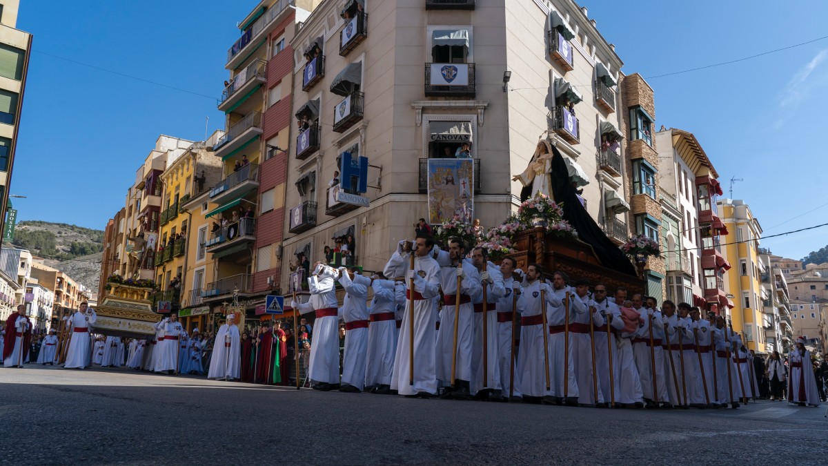 Los pasos de Nuestro Señor Jesucristo Resucitado y Nuestra Señora del Amparo durante la procesión del Encuentro de la Hermandad de Nuestro Padre Jesús Resucitado y Nuestra Señora del Amparo, a 9 de abril de 2023, en Cuenca, Castilla-La Mancha (España). La procesión del Encuentro entre las Imágenes de Jesús Resucitado y de la Santísima Virgen del Amparo sale todos los años de Semana Santa de la iglesia de San Andrés. Esta procesión, celebrada el Domingo de Resurrección, es el último de los desfiles procesionales de la Semana Santa conquense. Tras la salida, cada Paso realiza un recorrido diferente hasta encontrarse en la Plaza de la Constitución, donde se despoja a la Virgen del Amparo de su manto negro de luto. Tras el acto, ambas Imágenes vuelven en un solo cortejo procesional a la iglesia de San Andrés. 09 ABRIL 2023;SEMANA SANTA;PROCESIÓN;PROCESIONES; Lola Pineda / Europa Press (Foto de ARCHIVO) 09/4/2023