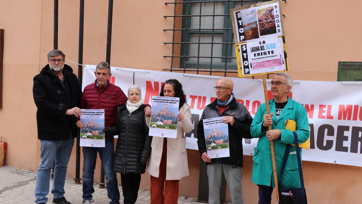 Ciudadanos que conforman parte de la plataforma vecinal convocante. STOP BIOGÁS ALMANSA 31/1/2024