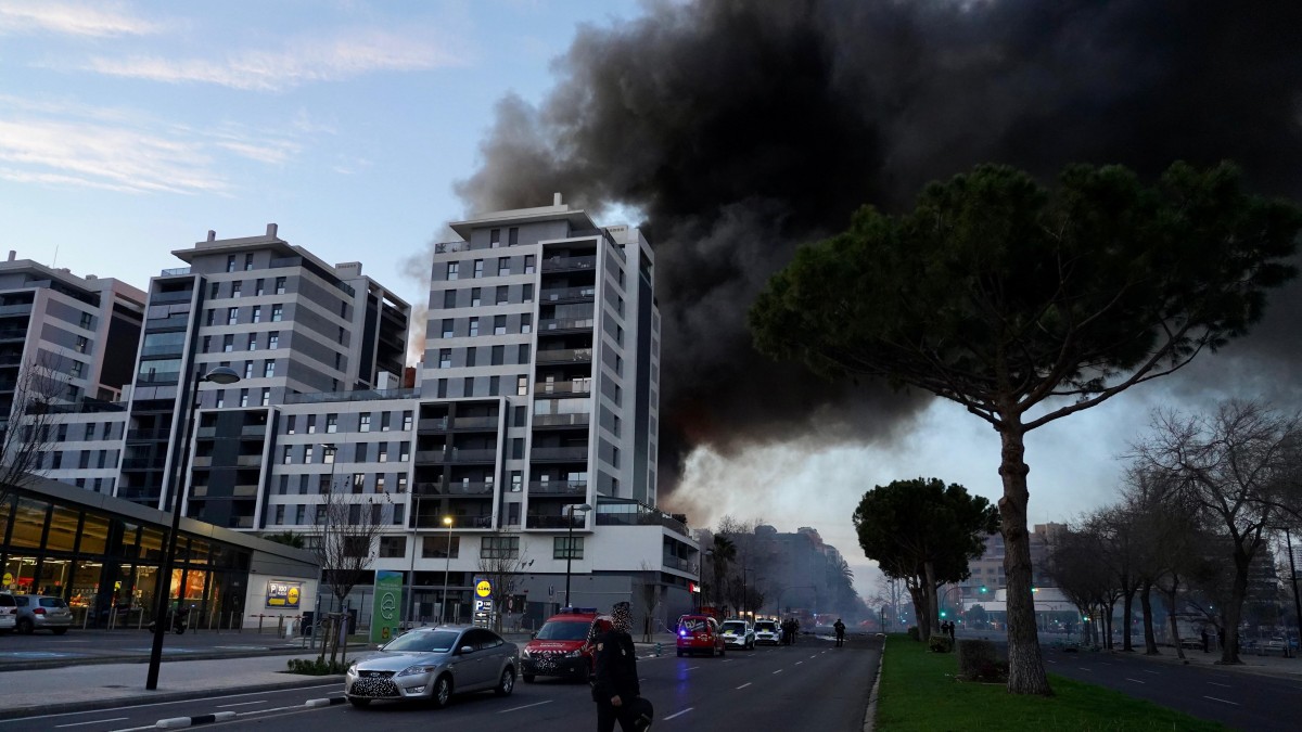 Parte trasera del edificio en llamas, en el barrio de Campanar, a 22 de febrero de 2024, en Valencia, Comunidad Valenciana (España). Un incendio de grandes dimensiones ha arrasado un edificio de 14 plantas en el barrio valenciano de Campanar. El fuego, originado en el cuarto piso del inmueble, ha generado una gran columna de llamas y una densa humareda que ha afectado a varias plantas del edificio. El 112 ha movilizado diez dotaciones de bomberos, dos SAMU y un SVB hasta el lugar del incendio. 22 FEBRERO 2024;INCENDIO;EDIFICIO;LLAMAS;FUEGO; Eduardo Manzana / Europa Press 22/2/2024