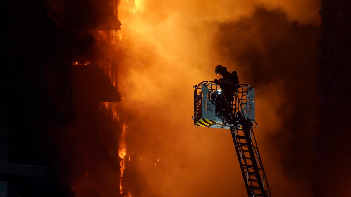 Un bombero trata de apagar el edificio en llamas, en el barrio de Campanar, a 22 de febrero de 2024, en Valencia, Comunidad Valenciana (España). Un incendio de grandes dimensiones ha arrasado un edificio de 14 plantas en el barrio valenciano de Campanar. El fuego, originado en el cuarto piso del inmueble, ha generado una gran columna de llamas y una densa humareda que ha afectado a varias plantas del edificio. El 112 ha movilizado diez dotaciones de bomberos, dos SAMU y un SVB hasta el lugar del incendio. 22 FEBRERO 2024;INCENDIO;EDIFICIO;LLAMAS;FUEGO; Eduardo Manzana / Europa Press 22/2/2024