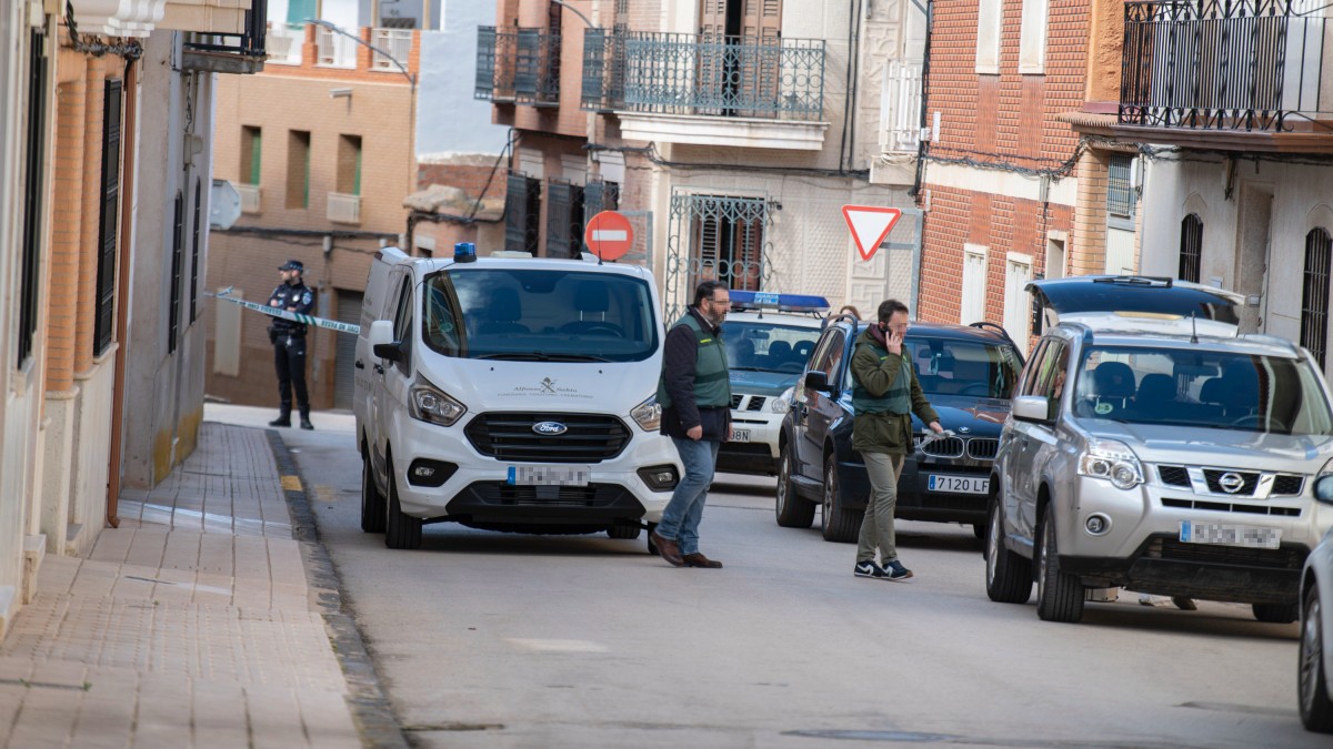 Dos agentes de la Guardia Civil y un vehículo funerario de recogida en las inmediaciones del lugar donde se ha producido el asesinato a una mujer, a 23 de febrero de 2024, en Aldea del Rey, Ciudad Real, Castilla-La Mancha (España). Una mujer de 54 años de edad ha muerto hoy presuntamente a manos de su marido, también de 54 años y que ya ha sido detenido, en la localidad ciudadrealeña de Aldea del Rey. La víctima y el presunto autor de los hechos estaban solos en el momento en el que ha ocurrido el suceso ya que su hijo, de ocho años de edad, se encontraba en el colegio. La Guardia Civil ha establecido que se trata de un posible caso de violencia de género. 23 FEBRERO 2024;ASESINATO;MUJER;MUERTE;MARIDO;DETENIDO;MUERTE;VIOLENCIA DE GÉNERO;VIOLENCIA;MACHISMO Eusebio García del Castillo / Europa Press 23/2/2024