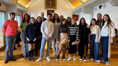 Los alumnos participantes en el proyecto 'Nosotros Proponemos' junto al alcalde. EUROPA PRESS 13/3/2024