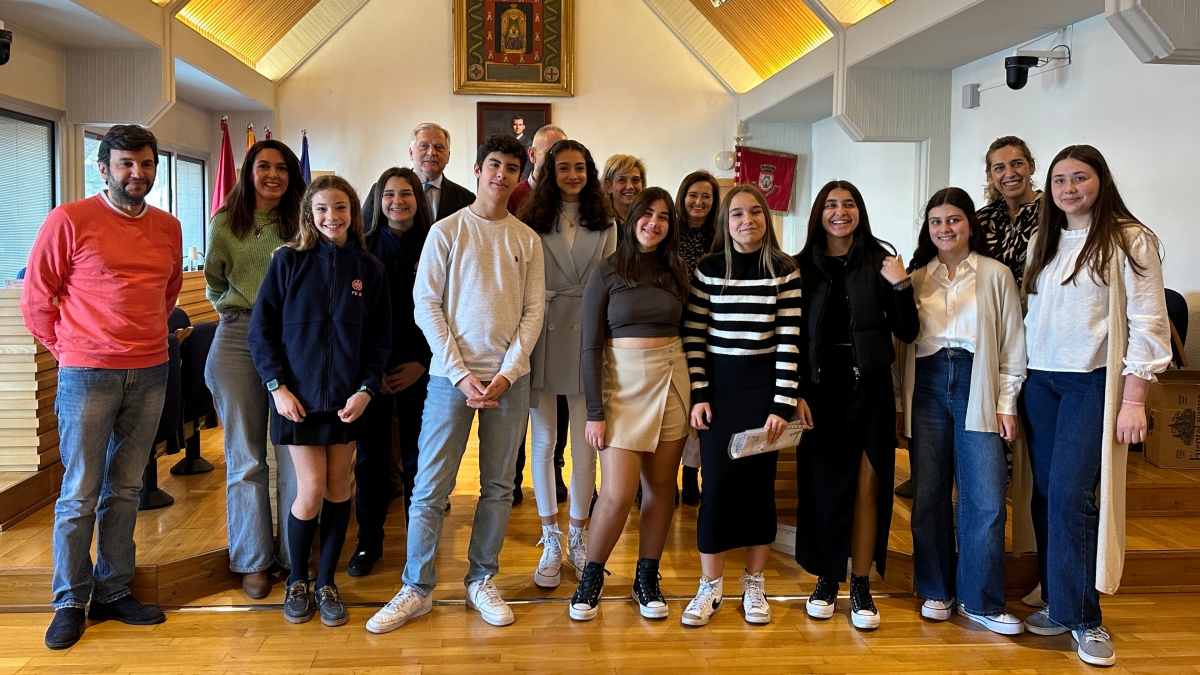 Los alumnos participantes en el proyecto 'Nosotros Proponemos' junto al alcalde. EUROPA PRESS 13/3/2024