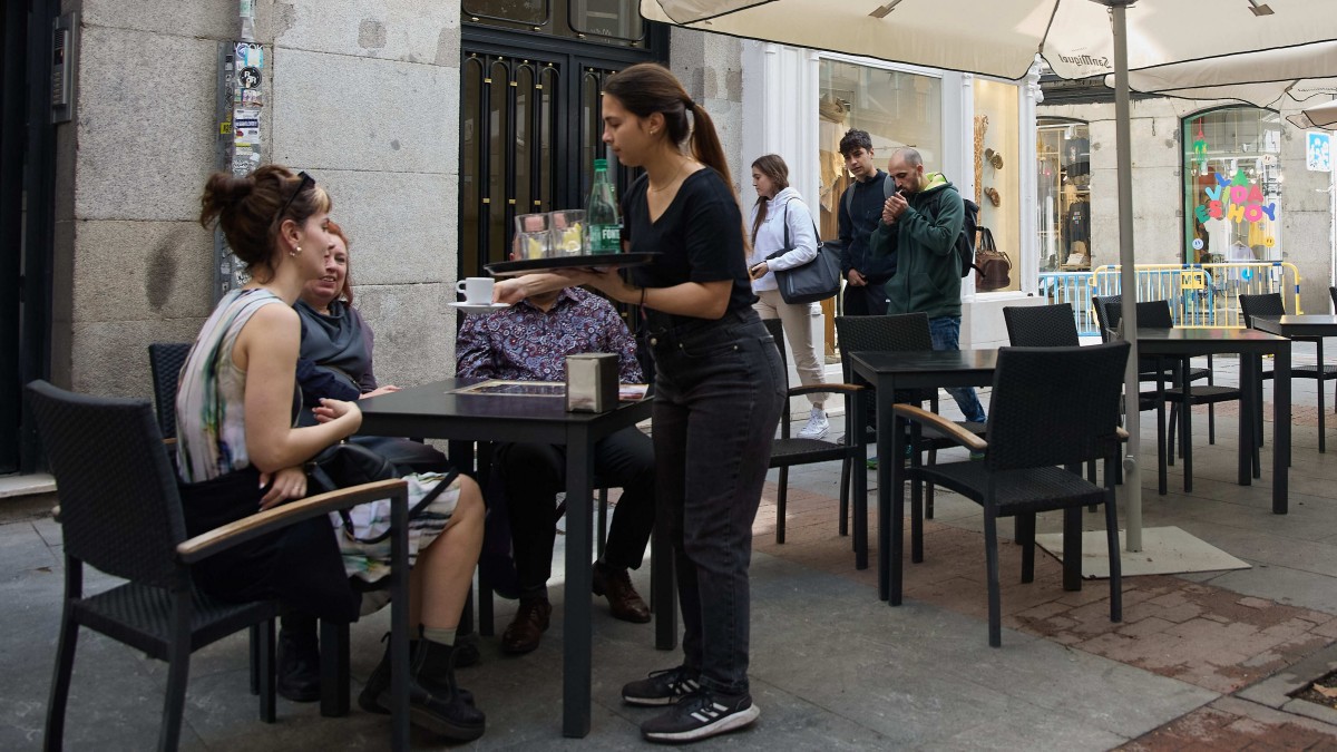 Ambiente en una terraza de un bar, a 21 de marzo de 2024, en Madrid (España). Las empresas españolas han aprovechado la primera mitad del mes de marzo para reforzar su plantilla, con lo que la afiliación media a la Seguridad Social ha crecido en 140.848 personas hasta el día 15, alcanzando los 20,85 millones de afiliados medios. Según los datos publicados por el Ministerio que dirige Elma Saiz, la afiliación supera los 20,9 millones de trabajadores a cierre de la primera quincena, con lo que a término de mes podría superarse la barrera de los 21 millones de afiliados al sistema. 21 MARZO 2024;MADRID;EMPRESAS;PLANTILLAS;SEMANA SANTA;EMPLEO Jesús Hellín / Europa Press 21/3/2024