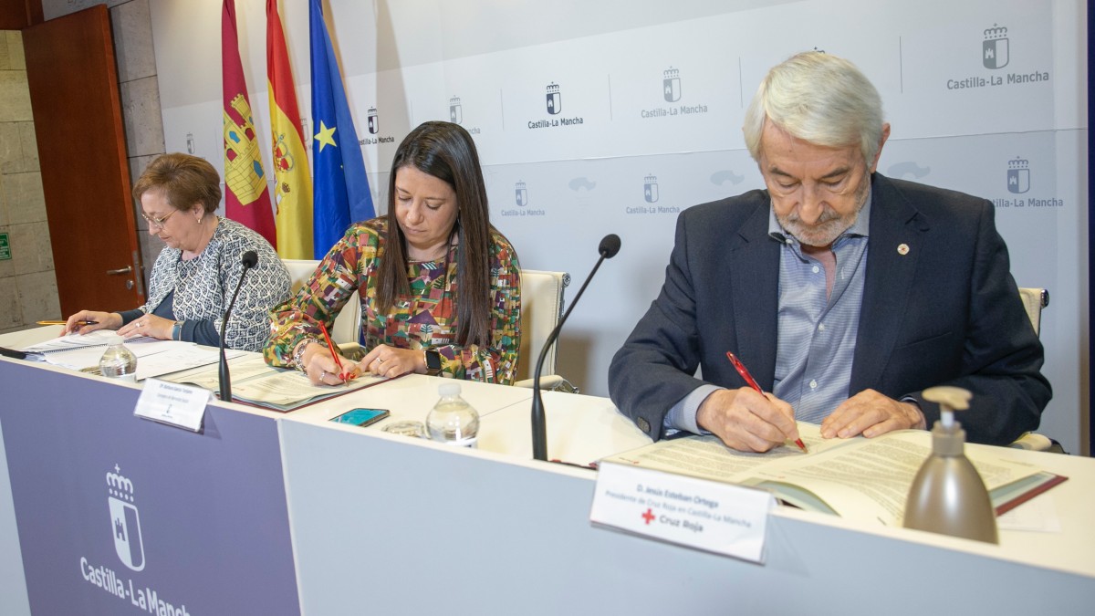 Toledo, 20 de marzo de 2024.- La consejera de Bienestar Social, Bárbara García Torijano, ha firmado el convenio de colaboración con Cruz Roja para el desarrollo del Plan contra la Pobreza Energética. (