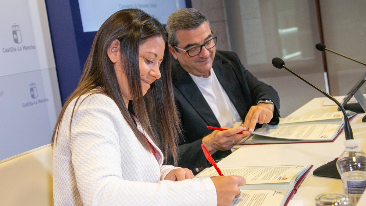 Toledo, 13 de marzo de 2024.- La consejera de Bienestar Social, Bárbara García Torijano, ha firmado el convenio para la financiación de las estructuras de la Mesa del Tercer Sector Social de Castilla-La Mancha con el presidente de dicha Institución, José Antonio Romero. (Fotos: A. Pérez Herrera // JCCM)