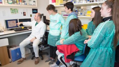 Visita de institutos de enseñanza secundaria a laboratorios del Hospital Nacional de Parapléjicos dentro de los actos de la Sermana del Cerebro. (Foto: Carlos Monroy // SESCAM)