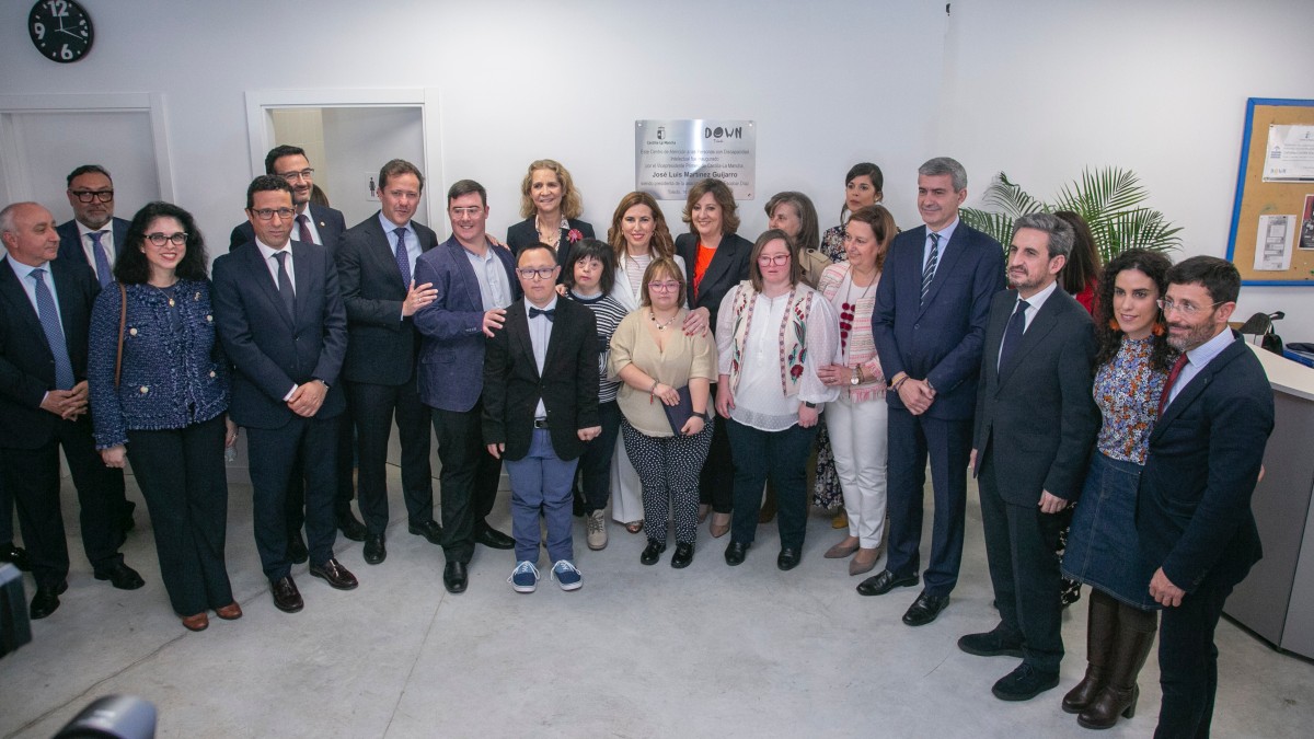 Toledo, 18 de marzo de 2024.- La consejera de Economía, Empresas y Empleo, Patricia Franco, ha asistido al acto de entrega de reconocimientos a la trayectoria laboral de personas con Síndrome de Down que organiza Down Toledo. Posteriormente, se inauguró oficialmente de la sede central de Down Toledo en la calle Río Yedra 8-L1. (Fotos: A. Pérez Herrera // JCCM)