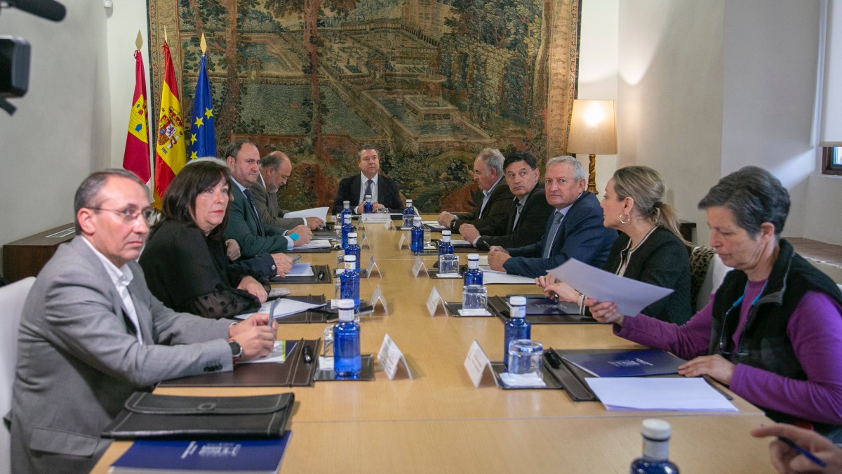 Toledo, 1 de marzo de 2024.- El presidente de Castilla-La Mancha, Emiliano García-Page, se ha reunido, en el Palacio de Fuensalida, con Organizaciones Profesionales Agrarias y Cooperativas Agroalimentarias de la región. (Foto: A. Pérez Herrera // JCCM)