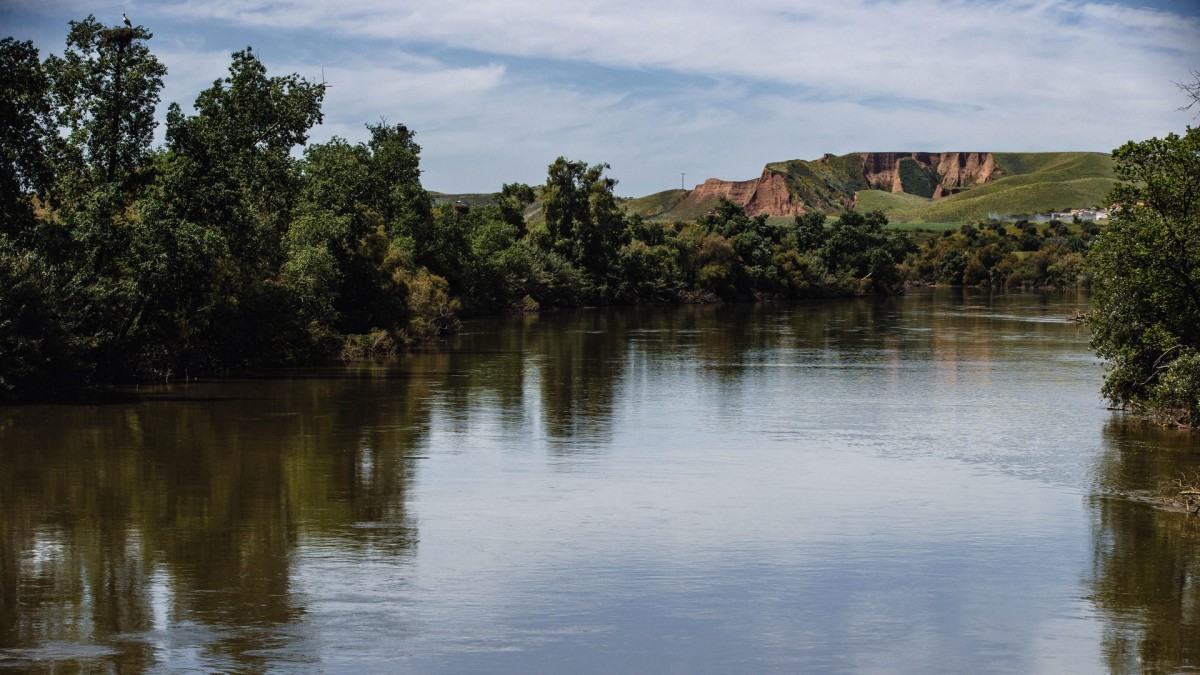 TOLEDO, 18/04/2024.- Vista del rio Tajo en la provincia de Toledo, al fondo, las barrancas de Burujón. esta mañana se ha presentación del proyecto Más Tajo, una campaña para concienciar sobre el estado del río y ayudar a su preservación. EFE/Ismael HerreroTOLEDO, 18/04/2024.- Vista del rio Tajo en la provincia de Toledo, al fondo, las barrancas de Burujón. esta mañana se ha presentación del proyecto Más Tajo, una campaña para concienciar sobre el estado del río y ayudar a su preservación. EFE/Ismael Herrero