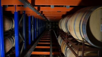 Barriles de vino en el interior de las bodegas Félix Solís, a 20 de abril de 2023, en Toledo, Castilla-La Mancha (España). Félix Solís Avantis, líder en el sector vinícola internacional, ha conseguido colocarse "en el Top 3 y Top 10 a nivel nacional e internacional" en lo que se refiere a la producción de vino. La empresa tiene una capacidad de producción de 300 millones de litros, casi 350 millones de botellas, con un volumen de ventas en exportación del 65 por ciento y el 35 por ciento restante en territorio nacional tanto en alimentación como en hostelería. Con presencia en 115 países, Félix Solís Avantis es pionera en Reino Unido, China o Japón. España es el tercer país a nivel de producción de vino del mundo y exporta más del 50 por ciento de su producción. 20 ABRIL 2023;ECONOMÍA;VINO;VINÍCOLA;VINOS;VALDEPEÑAS;D.O. Eusebio García del Castillo / Europa Press (Foto de ARCHIVO) 20/4/2023
