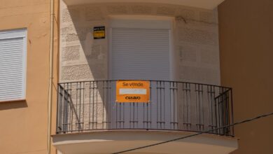 Cartel de 'Se Vende' en un balcón de una vivienda, a 17 de mayo de 2023, en Barcelona, Cataluña (España). Después de su aprobación en el Congreso el pasado 27 de abril, hoy se ha aprobado en el Senado la Ley por el derecho a la vivienda. La Ley es una de las reformas recogidas en el Plan de Recuperación, Transformación y Resiliencia. La futura ley incluirá medidas para aumentar la oferta de vivienda a precios asequibles, evitar que se den situaciones de tensión en el mercado del alquiler y apoyar a jóvenes y colectivos vulnerables en el acceso a la vivienda. 17 MAYO 2023;ECONOMÍA;LEY;VIVIENDA;ALQUILER;COMPRA;PROMOTORES;CATALUNYA;EDIFICIOS;FACHADA;EDIFICIO;;PIXELADA David Zorrakino / Europa Press (Foto de ARCHIVO) 17/5/2023