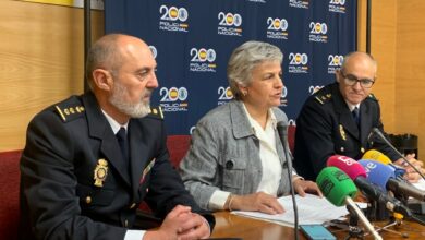 La subdelegada del Gobierno en Cuenca, María Luz Fernández, junto al comisario jefe de la Comisaría Provincial de la Policía Nacional en Cuenca, Manuel Domínguez Corcobado, y el jefe de la Brigada Provincial de Extranjería y Fronteras, Javier Mayordomo. POLICÍA NACIONAL 24/4/2024