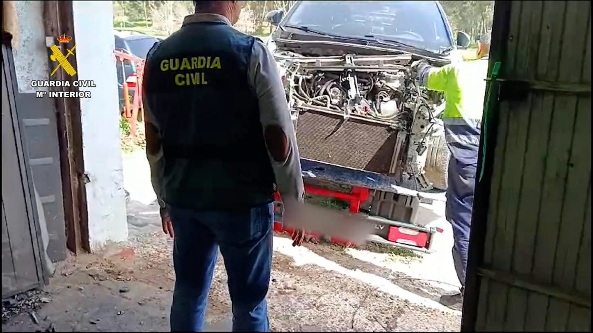 MADRID, 16/04/2024.- La Guardia Civil ha detenido a seis personas en el marco de la operación "Hoyo 13" por sustracción de vehículos que posteriormente desguazaban para vender por piezas en el mercado de seguda mano. La organización criminal sustraía vehículos en la Comunidad de Madrid y Castilla La Mancha y, tras un tiempo en los que los mantenían inmovilizados para no ser localizados, eran trasladados a talleres ilegales en la localidad de Yuncos en Toledo para ser despiezados para su posterior venta por piezas en el mercado de segunda mano tanto nacional como internacional. EFE/ Guardia Civil SOLO USO EDITORIAL/SOLO DISPONIBLE PARA ILUSTRAR LA NOTICIA QUE ACOMPAÑA (CRÉDITO OBLIGATORIO)