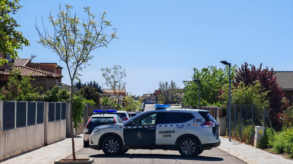 CHILOECHES (GUADALAJARA), 13/04/2024.- Agentes de la Guardia Civil controlan este sábado la entrada la urbanización Medina Azahara en la localidad de Chiloeches en Guadalajara donde un matrimonio, de 52 años cada uno, y su hija, de 22 años, han aparecido muertos con signos de violencia en el interior de una vivienda incendiada la pasada noche. EFE/ Pepe Zamora