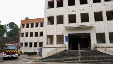 CUENCA, 21/05/2024.- El antiguo Colegio San Julián de Cuenca ha sufrido este martes un incendio en los sótanos del edificio, donde los bomberos siguen trabajando en su extinción aunque no ha habido heridos al encontrarse cerrado desde hace años. EFE/ José del Olmo