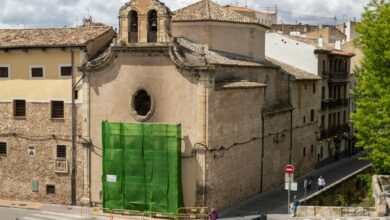 CUENCA, 06/05/2024.- Vista del andamio colocado en la puerta del convento de las Concepcionistas Franciscanas de Cuenca incendiada el pasado viernes 3 de mayo. El detenido por el incendio ha pasado a disposición judicial y el juez ha decretado prisión provisional comunicada y sin fianza por un delito de incendio con riesgo para la vida de las personas. EFE/José del Olmo