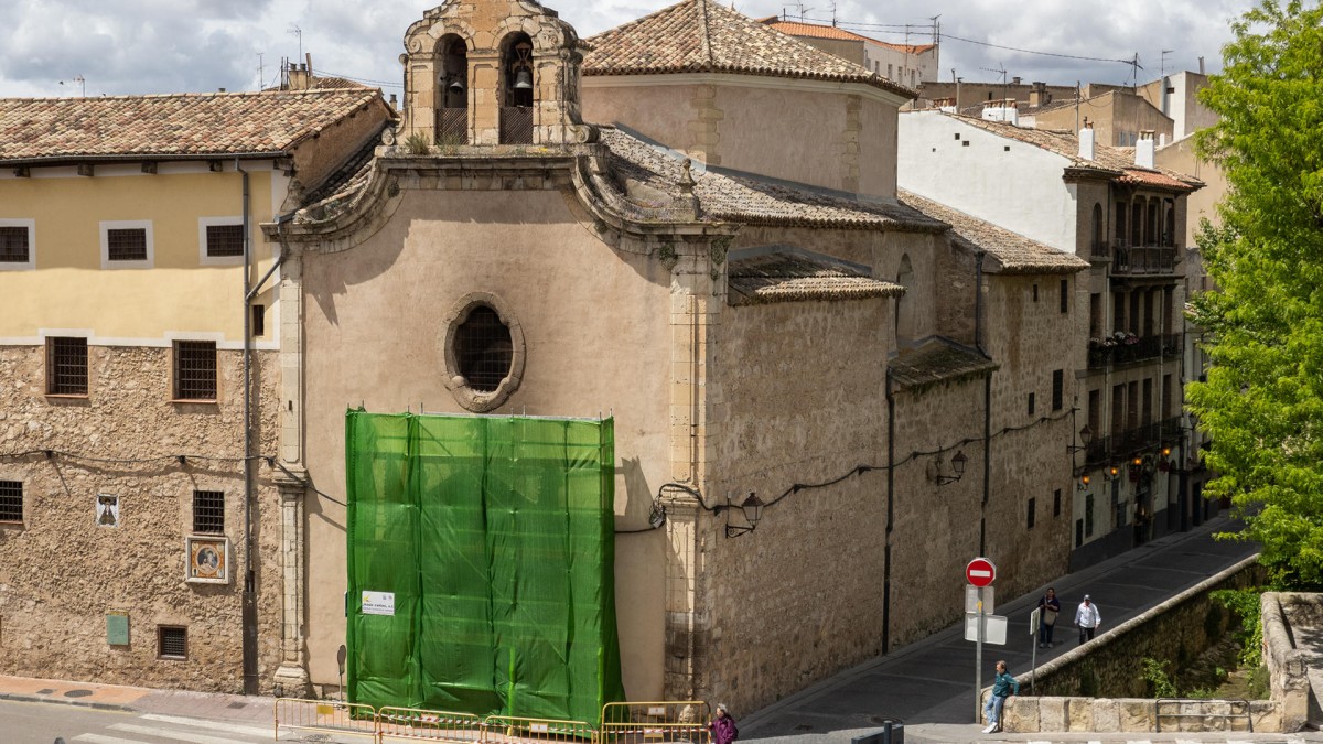 CUENCA, 06/05/2024.- Vista del andamio colocado en la puerta del convento de las Concepcionistas Franciscanas de Cuenca incendiada el pasado viernes 3 de mayo. El detenido por el incendio ha pasado a disposición judicial y el juez ha decretado prisión provisional comunicada y sin fianza por un delito de incendio con riesgo para la vida de las personas. EFE/José del Olmo