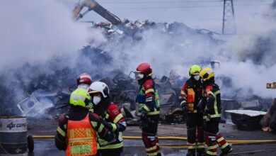 PEPINO (TOLEDO), 06/05/2024.- Un incendio se ha declarado esta madrugada en el exterior de una chatarrería de la localidad toledana de Pepino, donde un hombre de 47 años ha resultado afectado por inhalación de humo y ha sido trasladado al Hospital de Talavera de la Reina. Según informa el servicio de urgencias y emergencias 112, el fuego se originó a las 3:39 horas de esta madrugada, en la zona exterior de una chatarrería situada en el polígono Valdefuente donde había residuos de chatarra y plásticos que han ardido.-EFE/Manu Reino