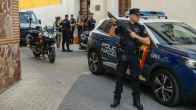 ILLESCAS (TOLEDO), 07/06/2024.- Agentes de la Policía Nacional custodian este viernes la entrada al juzgado de Illescas (Toledo) donde han sido llamados a declarar dos de los supuestos autores del asesinato a tiros en Madrid de Borja Villacís. EFE/ Ismael Herrero