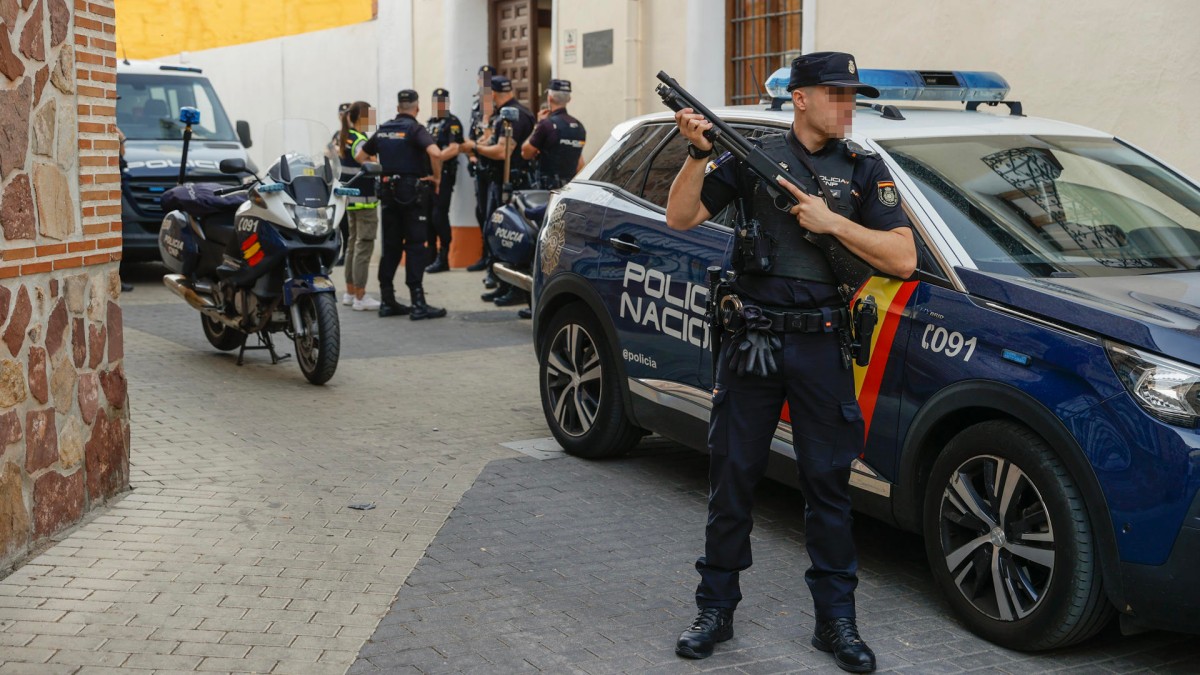 ILLESCAS (TOLEDO), 07/06/2024.- Agentes de la Policía Nacional custodian este viernes la entrada al juzgado de Illescas (Toledo) donde han sido llamados a declarar dos de los supuestos autores del asesinato a tiros en Madrid de Borja Villacís. EFE/ Ismael Herrero