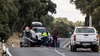 Un grúa recoge el vehículo del suceso, en el kilómetro 6 de la M-612, en la carretera de Fuencarral-El Pardo, a 4 de junio de 2024, en Madrid (España). El hombre que ha muerto hoy al mediodía en el distrito de Fuencarral es Borja Villacís, hermano de la exvicealcaldesa de Madrid. El varón de 41 años ha sido abatido por una persona desde un vehículo con una pistola del calibre 7,62, que le ha provocado varios tiros en la cabeza y en el tórax. Además, hay otra persona herida que se encontraba con el fallecido a las puertas del restaurante donde ha tenido lugar el suceso. El Grupo V de Homicidios y la policía científica se encuentran investigando los hechos. 04 JUNIO 2024;CRIMEN;DELITO;TIROTEO;CORTE;TRÁFICO;ACCESO;;PIXELADA Alejandro Martínez Vélez / Europa Press 04/6/2024