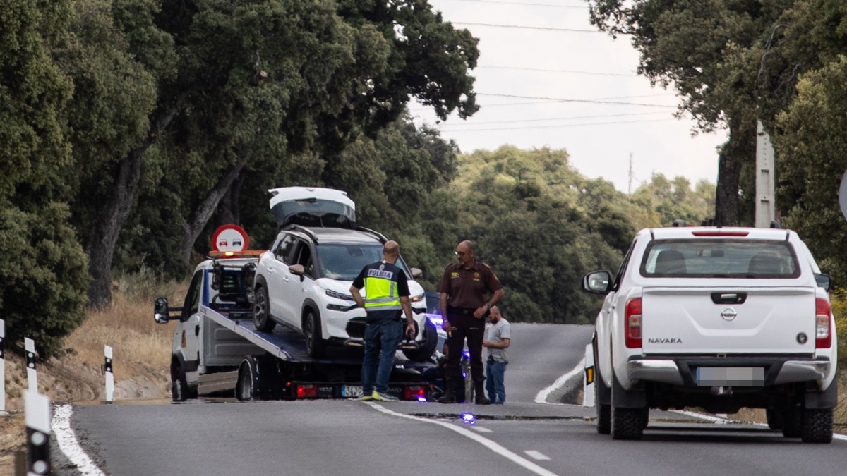 Un grúa recoge el vehículo del suceso, en el kilómetro 6 de la M-612, en la carretera de Fuencarral-El Pardo, a 4 de junio de 2024, en Madrid (España). El hombre que ha muerto hoy al mediodía en el distrito de Fuencarral es Borja Villacís, hermano de la exvicealcaldesa de Madrid. El varón de 41 años ha sido abatido por una persona desde un vehículo con una pistola del calibre 7,62, que le ha provocado varios tiros en la cabeza y en el tórax. Además, hay otra persona herida que se encontraba con el fallecido a las puertas del restaurante donde ha tenido lugar el suceso. El Grupo V de Homicidios y la policía científica se encuentran investigando los hechos. 04 JUNIO 2024;CRIMEN;DELITO;TIROTEO;CORTE;TRÁFICO;ACCESO;;PIXELADA Alejandro Martínez Vélez / Europa Press 04/6/2024
