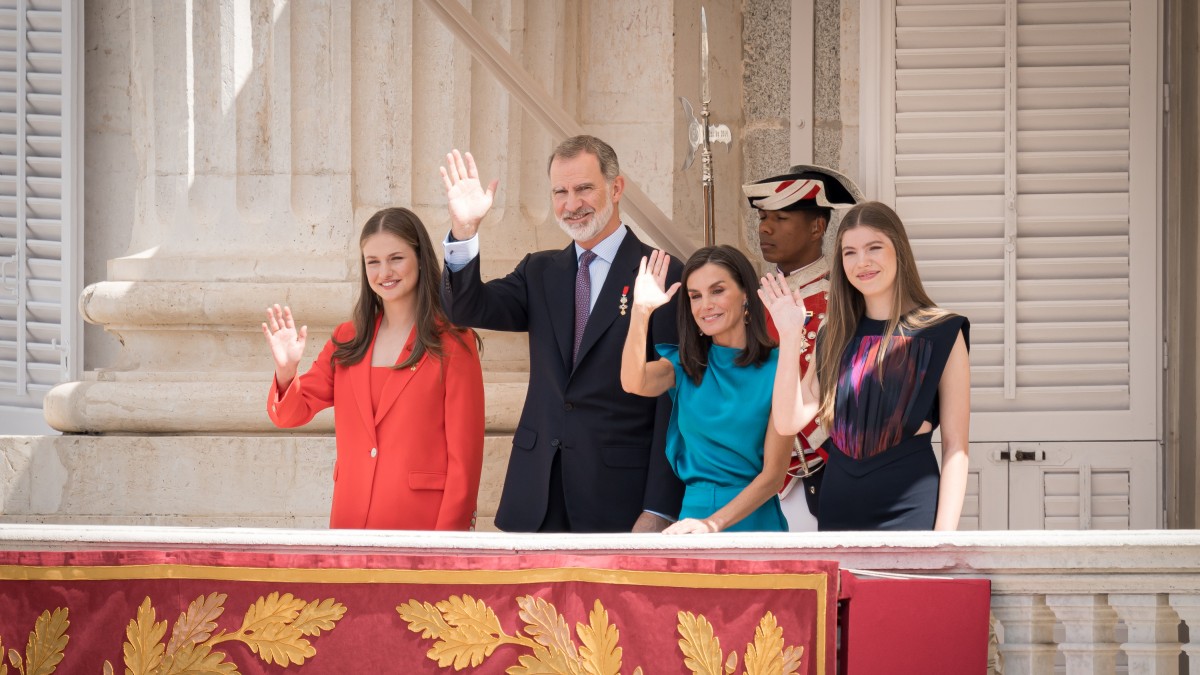 (I-D) La Princesa Leonor, el Rey Felipe, la Reina Letizia y la Infanta Sofía saludan desde balcón de la Plaza de Oriente con ocasión del X aniversario de la Proclamación de Su Majestad el Rey, en el Palacio Real, a 19 de junio de 2024, en Madrid (España). La Familia Real ha presidido el relevo solemne de la Guardia Real en el Patio de la Armería del Palacio Real. Durante la parada militar han participado 359 guardias reales y 86 caballos, cuyos movimientos están acompañados por la Unidad de Música. Este acto ha dado el pistoletazo a los actos oficiales con motivo del décimo aniversario de la proclamación del monarca. 19 JUNIO 2024;MADRID;X ANIVERSARIO;PROCLAMACION REY FELIPE VI;RELEVO GUARDIA REAL Diego Radamés / Europa Press 19/6/2024