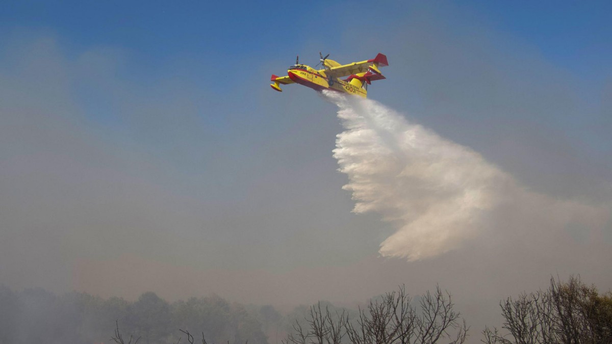 -FOTODELDÍA- VALVERDEJO (CUENCA), 30/07/2024.- Medios combaten el incendio forestal en Valverdejo, en la provincia de Cuenca. El incendio que se ha declarado este martes en Valverdejo (Cuenca) se ha elevado a nivel 2 de emergencia por posible afección a bienes de naturaleza no forestal e infraestructuras esenciales, donde hay rachas de viento de 40 kilómetros por hora y se desplaza la Brigada de Refuerzo de Incendios Forestales (BRIF) de Lubia (Soria). EFE / Álvaro Del Olmo