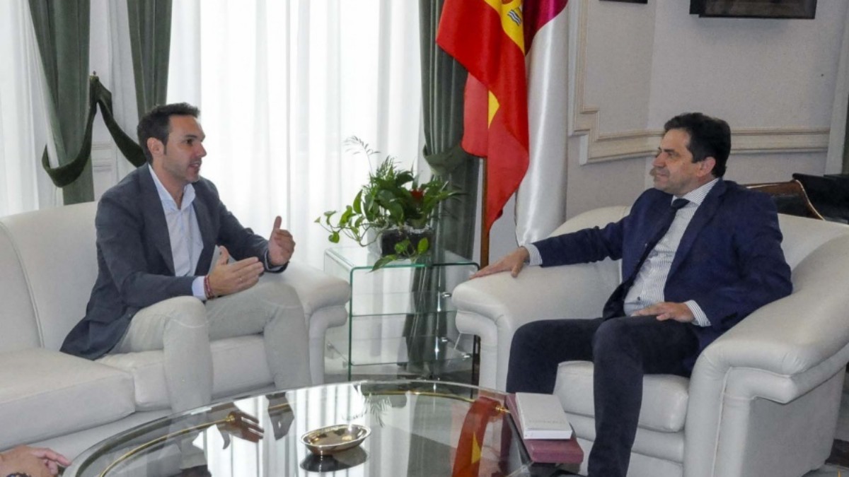 El presidente de la Diputación de Ciudad Real, Miguel Ángel Valverde, con el entrenador de balonmano Javier Fernández 'Jabato'. DIPUTACIÓN DE CIUDAD REAL 23/7/2024