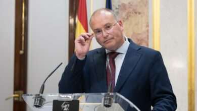 El portavoz del PP en el Congreso, Miguel Tellado, durante una rueda de prensa tras una sesión plenaria extraordinaria, en el Congreso de los Diputados, a 23 de julio de 2024, en Madrid (España). El Pleno del Congreso elige hoy, 23 de julio, a los diez nuevos vocales del Consejo General del Poder Judicial (CGPJ) que corresponden a la Cámara Baja --seis de origen judicial y cuatro juristas de reconocido prestigio– designados por votación en urna y aprueba la reforma judicial pactada también por el PSOE y el PP en el marco de su acuerdo para renovar el órgano de gobierno de los jueces, que está en funciones desde diciembre de 2018 cuando caducó su mandato. Otros temas a debatir en el pleno es la reforma de la ley de Extranjería y del límite de gasto no financiero, conocido como ‘techo de gasto’. Eduardo Parra / Europa Press 23/7/2024