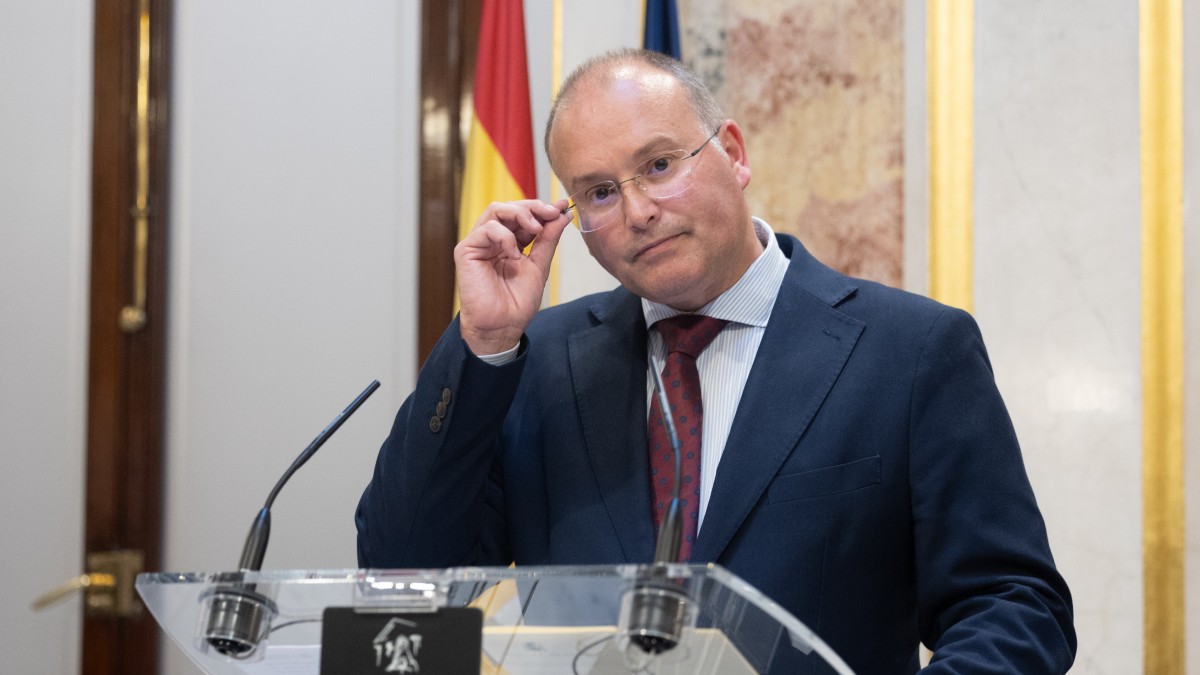 El portavoz del PP en el Congreso, Miguel Tellado, durante una rueda de prensa tras una sesión plenaria extraordinaria, en el Congreso de los Diputados, a 23 de julio de 2024, en Madrid (España). El Pleno del Congreso elige hoy, 23 de julio, a los diez nuevos vocales del Consejo General del Poder Judicial (CGPJ) que corresponden a la Cámara Baja --seis de origen judicial y cuatro juristas de reconocido prestigio– designados por votación en urna y aprueba la reforma judicial pactada también por el PSOE y el PP en el marco de su acuerdo para renovar el órgano de gobierno de los jueces, que está en funciones desde diciembre de 2018 cuando caducó su mandato. Otros temas a debatir en el pleno es la reforma de la ley de Extranjería y del límite de gasto no financiero, conocido como ‘techo de gasto’. Eduardo Parra / Europa Press 23/7/2024