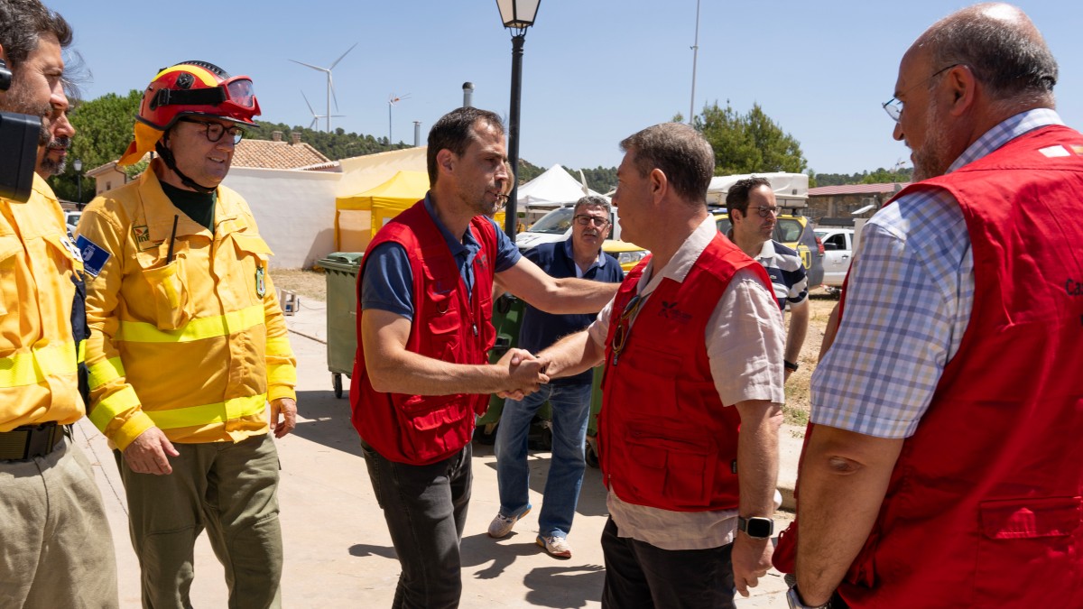 El presidente de Castilla-La Mancha, Emiliano García-Page, en el centro de mando que coordina la extinción del fuego de Valverdejo (Cuenca) LOLA PINEDA/EUROPA PRESS 31/7/2024