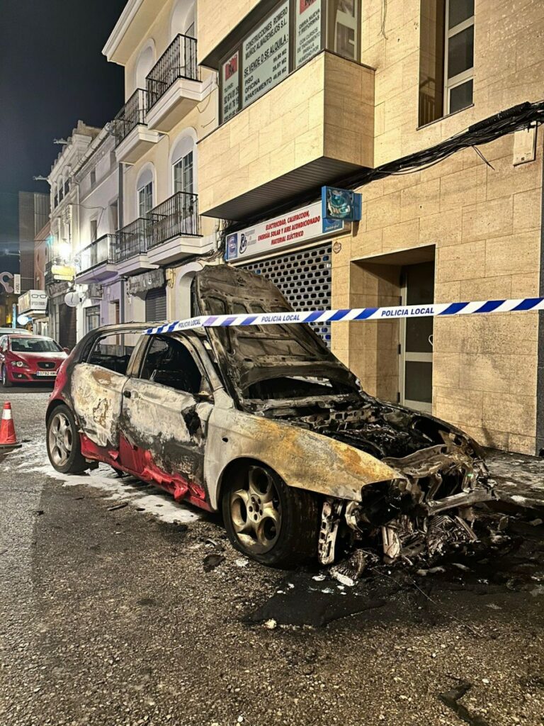 ALMADÉN (CIUDAD REAL), 19/07/2024.- Vista del turismo que ha ardido esta medianoche cuando circulaba por la céntrica calle Mayor de Almadén (Ciudad Real), lo que ha provocado el susto de los vecinos aunque no se han registrado heridos ni han resultado afectados otros vehículos. Ha ocurrido poco antes de las doce y media de esta noche a la altura del número 111 de la calle Mayor de Almadén, EFE/ Miguel Ángel Risco