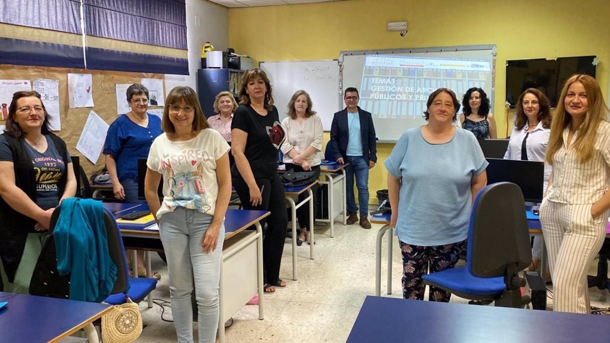 19/07/2024 Participantes en el curso sobre Gestión de Archivos.. La Federación de Mujeres y Familias del Ámbito Rural-Amfar imparte desde el pasado mes de junio un curso sobre 'Gestión de Archivos' que cuenta con 10 mujeres rurales como alumnas, que recibirán el certificado de profesionalidad al término del mismo. SOCIEDAD AMFAR