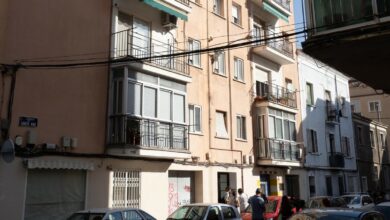 poco antes de esta medianoche tras ser agredida con un cuchillo, a la altura del cuello, en un domicilio de la calle Santa Ana de Cuenca. El servicio de urgencias 112 de Castilla-La Mancha ha informado de esta agresión sobre la que ha indicado que la Policía Nacional, en principio, descarta que sea un caso de violencia machista. La mujer, de 57 años, ha recibido un corte con un cuchillo a la altura del cuello y la UVI que se ha trasladado al lugar solo ha podido certificar su muerte.-EFE / Álvaro Del Olmo