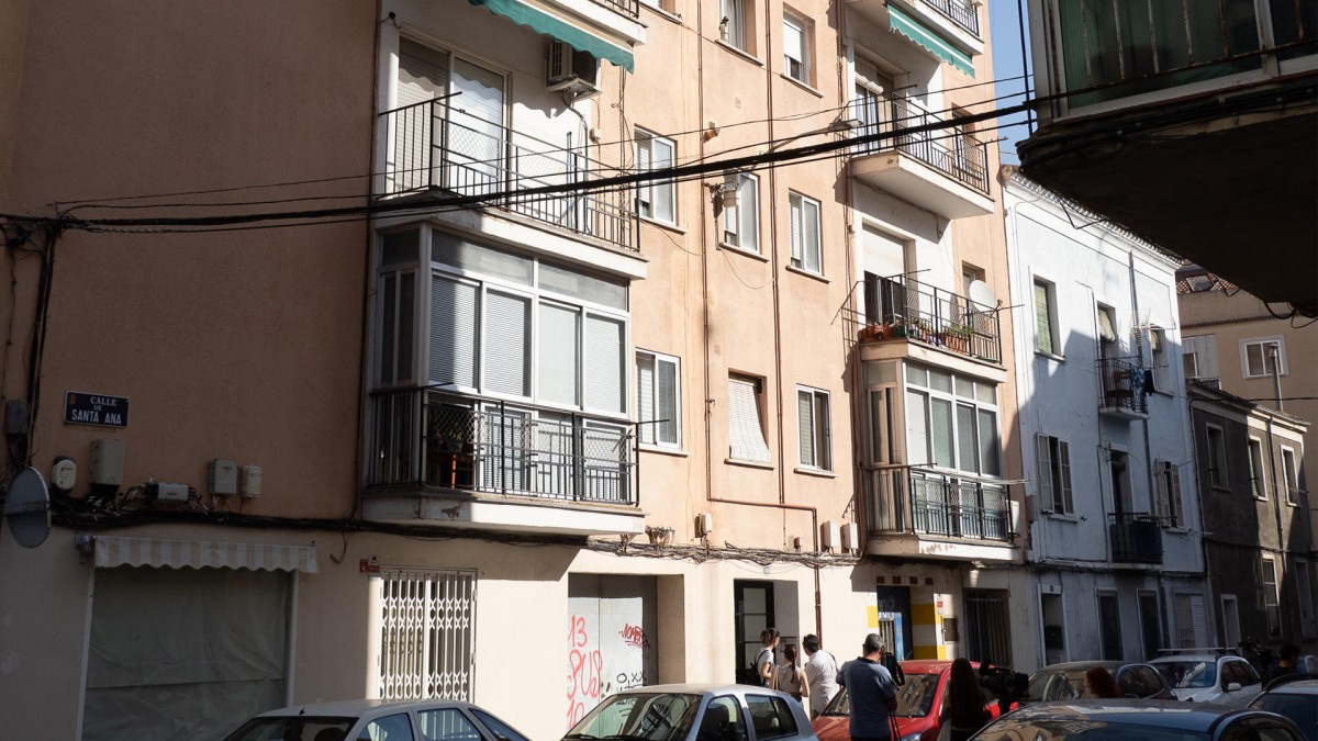 poco antes de esta medianoche tras ser agredida con un cuchillo, a la altura del cuello, en un domicilio de la calle Santa Ana de Cuenca. El servicio de urgencias 112 de Castilla-La Mancha ha informado de esta agresión sobre la que ha indicado que la Policía Nacional, en principio, descarta que sea un caso de violencia machista. La mujer, de 57 años, ha recibido un corte con un cuchillo a la altura del cuello y la UVI que se ha trasladado al lugar solo ha podido certificar su muerte.-EFE / Álvaro Del Olmo