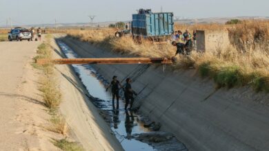 MOCEJÓN (TOLEDO), 19/08/2024.- La Guardia Civil rastrea el canal de Mocejón y registra dos domicilios de esta localidad toledana en la que fue asesinado el niño de 11 años Mateo, un crimen por el que ha sido detenido este lunes un joven de 20 años. EFE/ Ismael Herrero