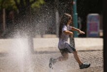 ZARAGOZA, 31/07/2024.- Un niño se refresca en una fuente pública, este miércoles en Zaragoza. Catorce comunidades autónomas amanecen hoy en alerta ante las temperaturas extremas que se van a registrar durante las horas centrales del día, que van a disparar los termómetros por encima de los 40 grados en gran parte del país, inmerso desde hoy en la tercera ola de calor del verano. Y en tres de esas comunidades (Aragón, Cataluña y Castilla-La Mancha) la alerta es "roja" (riesgo extremo). EFE/ Toni Galán
