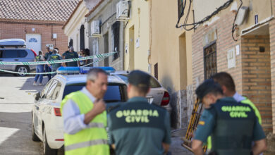 GRAF135. OTERO (TOLEDO), 17/08/2024.- Un hombre ha matado a una joven de unos 17 años y ha herido gravemente a su mujer, de 36 años, al dispararlas con un arma de fuego en la localidad toledana de Otero, tras lo que ha sido detenido. El suceso ha ocurrido a las 7:00 horas de este sábado en una vivienda ubicada en la calle Plaza. EFE/Manu Reino