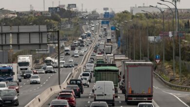 Tráfico de coches en la autovía del Sur o A-4, antiguamente llamada autovía de Andalucía a la altura de la localidad de Pinto, Madrid (España), a 26 de marzo de 2021. La autovía experimenta afluencia de tráfico a pesar de que la Comunidad de Madrid se mantendrá cerrada perimetralmente durante Semana Santa. Un total de 4.818 efectivos de las Fuerzas y Cuerpos de Seguridad del Estado (FCSE) realizarán las labores de seguridad vial, vigilancia aeroportuaria y controles de movilidad en cumplimiento de ese cierre perimetral. 26 MARZO 2021;RESTRICCIONES;MOVILIDAD;COVID;PANDEMIA;CASOS;INCIDENCIA Eduardo Parra / Europa Press (Foto de ARCHIVO) 26/3/2021