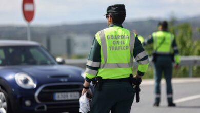 Dos agentes de la Guardia Civil en un control de tráfico en el kilómetro 34 de la A-1, el día que comienza la operación salida del puente de mayo 2022, a 29 de abril de 2022, en Madrid (España). La Dirección General de Tráfico (DGT) pone en marcha la 'Operación de Tráfico 1º de mayo', un dispositivo especial que arranca hoy a las 15.00 horas y finalizará en la medianoche del lunes 2 de mayo, en Andalucía, Aragón, Asturias, Castilla y León, Extremadura, Madrid y Murcia, regiones en las que la festividad se ha trasladado al lunes.Se prevén cinco millones de desplazamientos por carretera en cuatro días. 29 ABRIL 2022;TRAFICO;VEHICULOS;COCHES;ATASCO;SALIDA;PUENTE;MAYO;DIA DEL TRABAJO;1 DE MAYO;VACACIONES;CARRETERAS;TRANSPORTE;CARAVANA Eduardo Parra / Europa Press (Foto de ARCHIVO) 29/4/2022