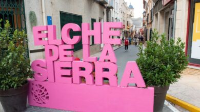 Cartel de la localidad donde se celebran las alfombras de serrín con motivo del Corpus Christi, a 11 de junio de 2023, en Elche de la Sierra, Albacete, Castilla-La Mancha (España). Elche de la Sierra espera más de 12.000 visitas a las Alfombras de Serrín, y es que durante la noche del sábado al domingo alrededor de 600 alfombristas de diferentes peñas visten con colores tres plazas y 23 tramos de calles de este municipio serrano. La festividad del Corpus Christi está muy arraigada en el municipio albaceteño, y Elche de la Sierra está reconocida con el Interés Turístico Nacional y Bien de Interés Cultural. 11 JUNIO 2023;ALFOMBRAS;COLORES;FESTIVO;CORPUS CHRISTI;TURÍSTICO;SERRÍN Víctor Fernández / Europa Press (Foto de ARCHIVO) 11/6/2023