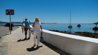 Varias personas caminan hacia la playa, a 7 de agosto de 2023, en Pontevedra, Galicia (España). El lunes por la tarde empezarán las alertas por altas temperaturas debido a esta ola de calor en Galicia. Se prevé que la situación empeore el martes a partir de la una de la tarde. Para entonces está previsto el nivel naranja de alerta en comarcas como Ourense y O Ribeiro por ejemplo, mientras que el nivel amarillo estará vigente en prácticamente todo el país incluida zonas costeras como las Rías Baixas. 07 AGOSTO 2023;PLAYA;CALOR;VERANO;AGUA;ARENA;SOMBRILLA; Elena Fernández / Europa Press (Foto de ARCHIVO) 07/8/2023