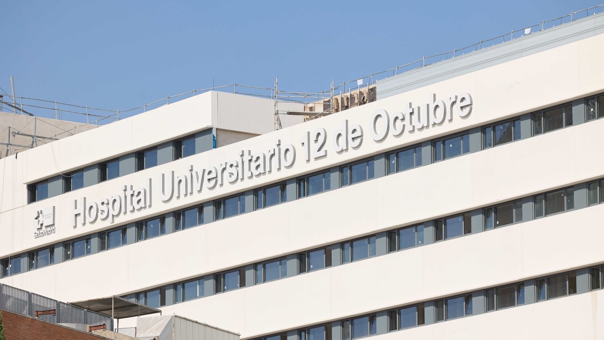 Edificio del Hospital 12 de octubre, a 8 de septiembre de 2023, en Madrid (España). El Ejecutivo madrileño calcula que las obras del Hospital 12 de octubre concluirán a finales de año y los pacientes podrán ser atendidos en el nuevo espacio. El bloque técnico y de hospitalización se está levantando sobre una parcela de 133.000 m2 y tendrá 10 plantas. En las cuatro primeras se ubicarán los quirófanos, hospitales de día, unidades de cuidados intensivos, intervencionismo y reanimación. También habrá zonas habilitadas para el diagnóstico de enfermedades, todas con equipamiento tecnológico de última generación. En los pisos superiores se situará la hospitalización con más de 700 habitaciones de uso doble o individual. 08 SEPTIEMBRE 2023;HOSPITAL 12 DE OCTUBRE;MEDICOS;OBRAS;SANIDAD;PUBLICO Jesús Hellín / Europa Press (Foto de ARCHIVO) 08/9/2023